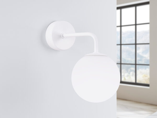 Biały kinkiet ścienny z kloszem w kształcie kuli