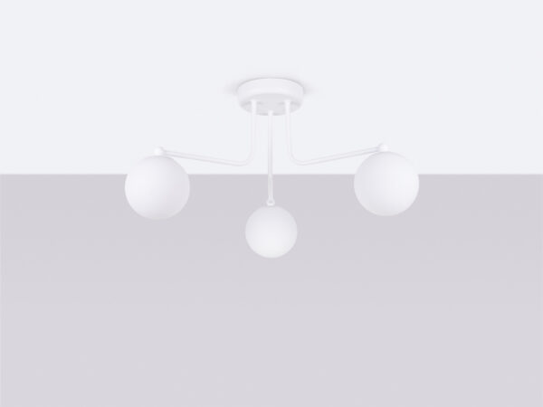 Biała lampa sufitowa z trzema szklanymi kloszami kulowymi