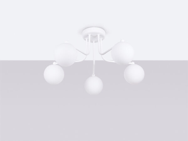 Biała lampa sufitowa pięcioramienna z kloszami kulowymi