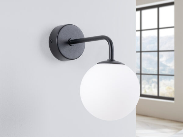 Kinkiet ścienny czarny z białym kloszem kulistym