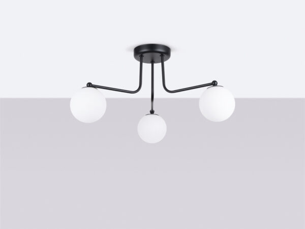 Czarna lampa sufitowa z trzema białymi kloszami kulowymi