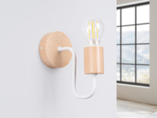 Kinkiet ścienny drewniany z białym ramieniem i żarówką Edison