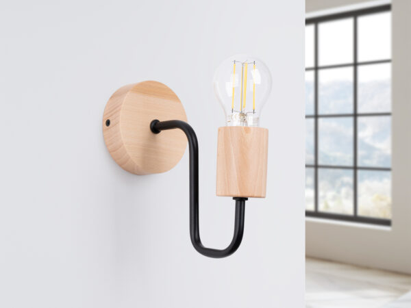 Kinkiet ścienny drewniany z czarnym metalowym ramieniem