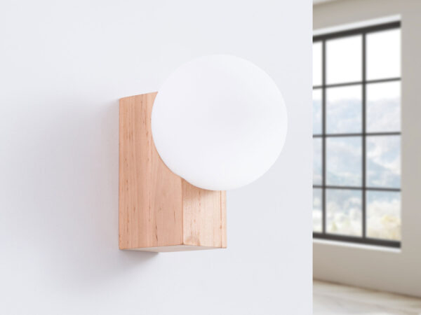 Kinkiet ścienny drewniany z białym kloszem kulistym