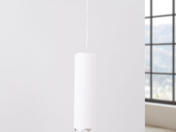 Biały kinkiet ścienny tubowy z ażurowym wykończeniem