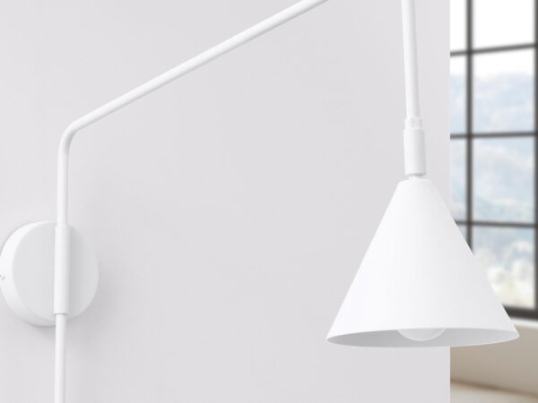 Biały kinkiet ścienny z metalowym stożkowym kloszem