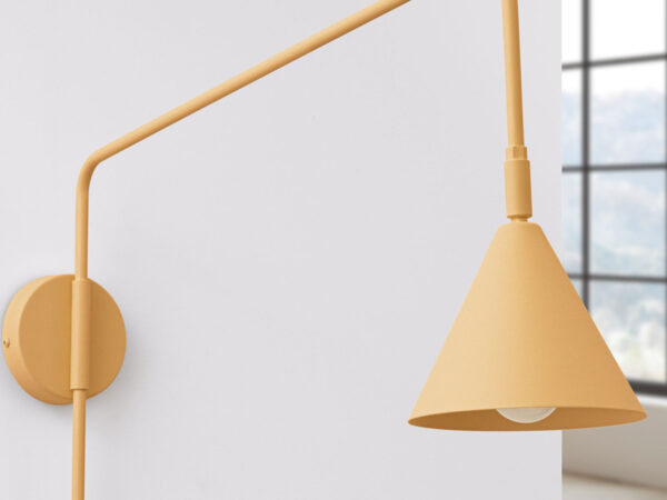 Metalowy kinkiet ścienny musztardowy ze stożkowym kloszem