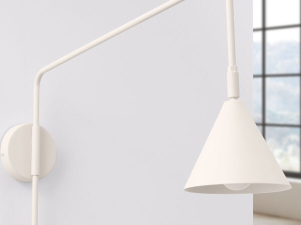 Biały kinkiet ścienny z metalowym stożkowym kloszem