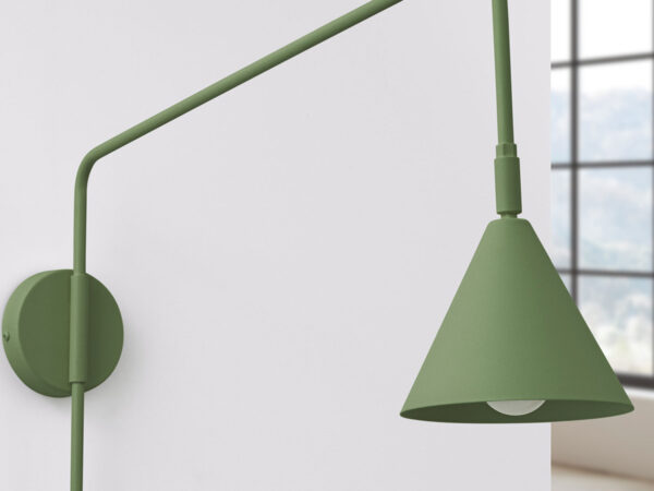 Zielony kinkiet ścienny z metalowym stożkowym kloszem