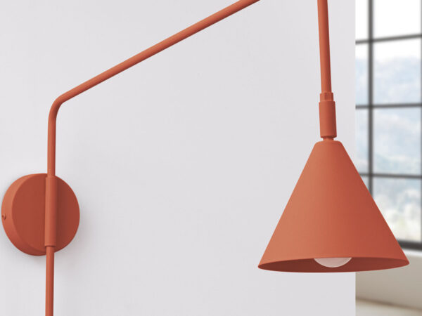 Metalowy kinkiet ścienny ceglasty ze stożkowym kloszem