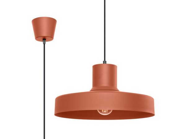 Metalowa lampa wisząca w kolorze terakoty z płaskim kloszem