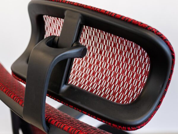 Ergonomiczny zagłówek fotela biurowego czerwona siatka mesh na czarnej ramie