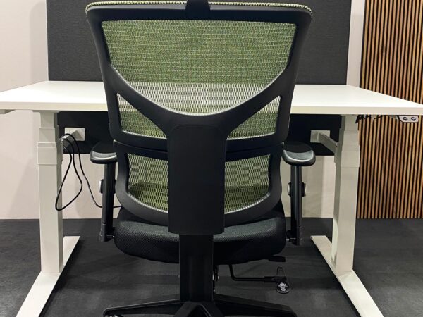 Ergonomiczny fotel biurowy zielony z siatki z zagłówkiem i podłokietnikami