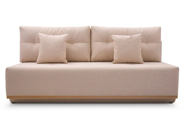 Beżowa sofa tapicerowana z poduszkami i drewnianą podstawą