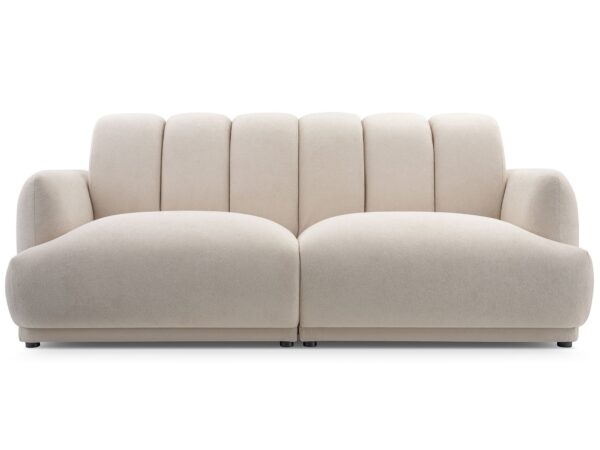 Kremowa sofa tapicerowana z pikowanym oparciem muszelkowym