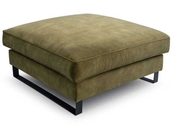 Tapicerowana pufa oliwkowa na czarnych metalowych płozach