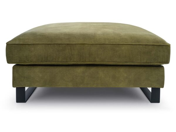 Tapicerowana pufa oliwkowa na czarnych metalowych nogach