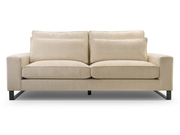 Beżowa sofa dwuosobowa tapicerowana na metalowych nogach