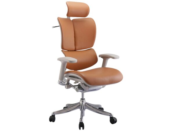 Ergonomiczny fotel biurowy karmelowy z regulowanym zagłówkiem i podłokietnikami