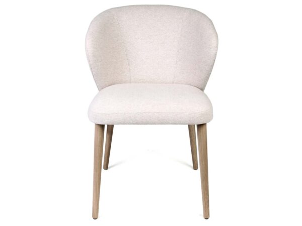 Kremowe krzesło tapicerowane z zaokrąglonym oparciem na drewnianych nogach