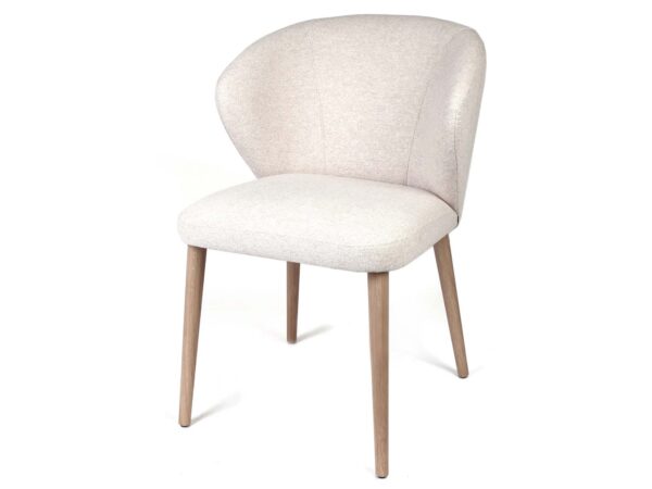 Kremowe krzesło tapicerowane z zaokrąglonym oparciem na dębowych nóżkach