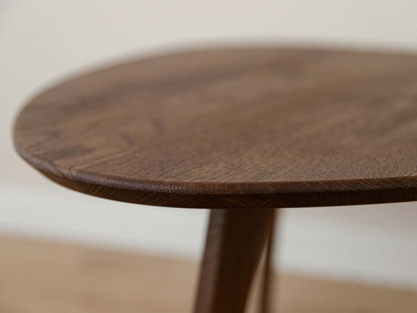 Detal blatu stolika trójkątnego dębowego tekstura słojów