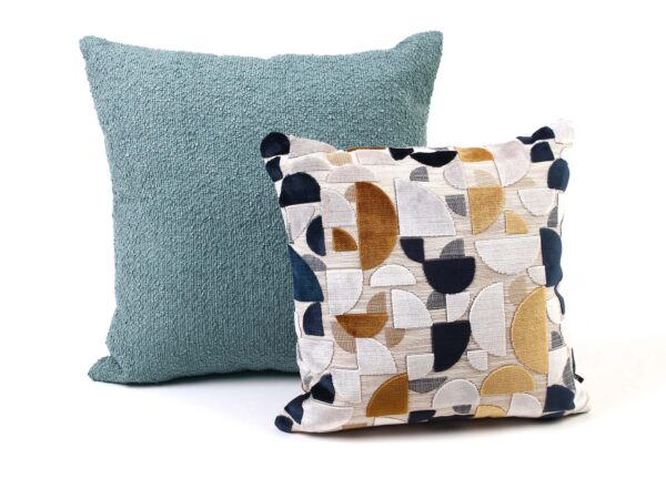 Poduszki dekoracyjne miętowa i wzorzysta w geometryczne kształty