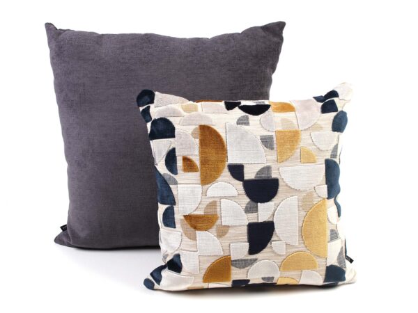 Poduszki dekoracyjne grafitowa i kremowa we wzory geometryczne