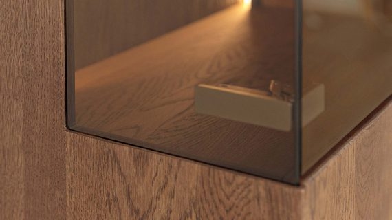 miniaturka Minimalistyczna witryna 1-drzwiowa drewniana Essentia