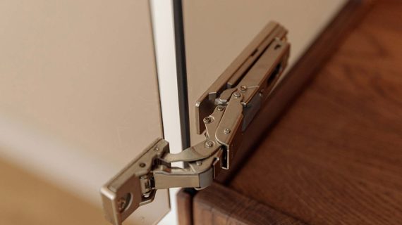 miniaturka Minimalistyczna witryna 1-drzwiowa drewniana Essentia