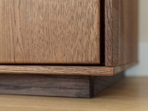 miniaturka Drewniana komoda loftowa 4-drzwiowa Essentia