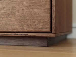 miniaturka Minimalistyczna witryna 1-drzwiowa drewniana Essentia