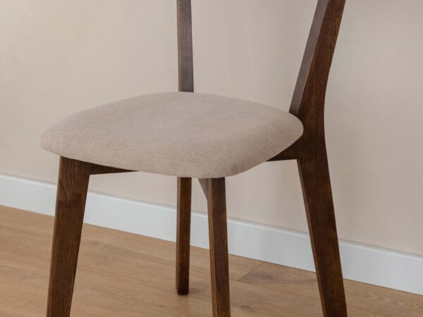 Krzesło dębowe tabacco z tapicerowanym siedziskiem beżowym
