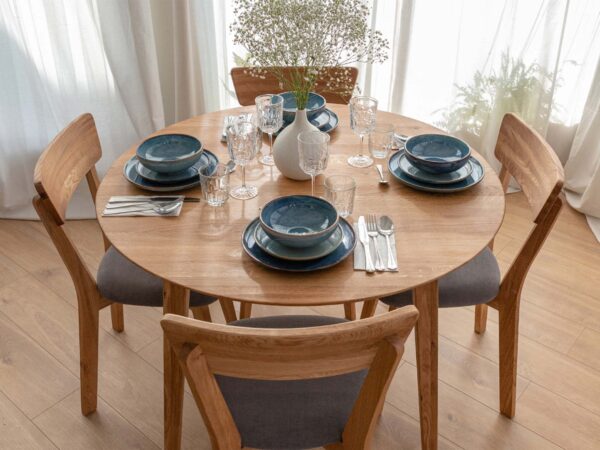 Okrągły stół dębowy naturalny z krzesłami tapicerowanymi szarymi