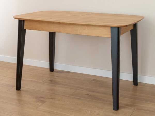 Stół dębowy naturalny z czarnymi nogami złożony