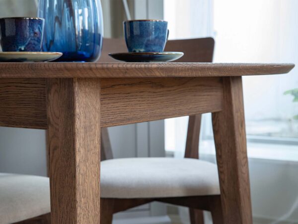 Detal blatu dębowego tabacco z ceramiką w kolorze niebieskim