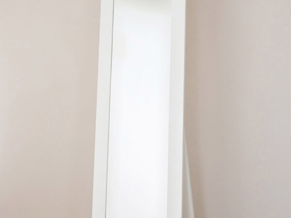 Lustro stojące białe pełnowymiarowe w aranżacji