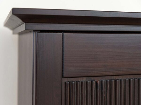 Detal frontu szafki nocnej sosnowej ciemnej