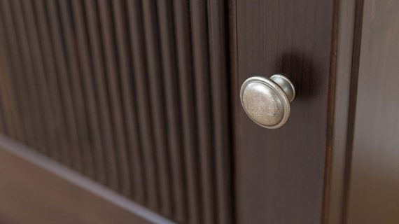 miniaturka Drewniana szafa klasyczna 2-drzwiowa Kalari