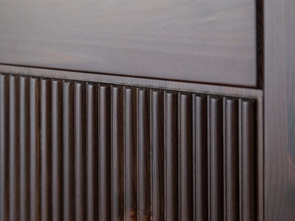 Detal lamelowych drzwi szafy trzydrzwiowej sosnowej