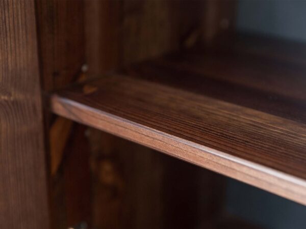 Półka wewnętrzna szafy sosnowej ciemnej zbliżenie