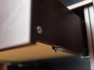 miniaturka Klasyczna drewniana szafa 3 szuflady Kalari