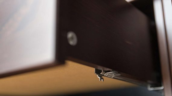 miniaturka Klasyczna drewniana szafa 3 szuflady Kalari