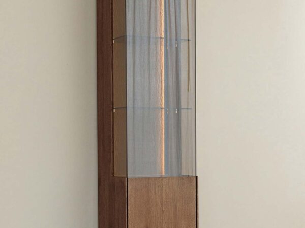 Witryna wysoka dębowa tabacco prawa z przeszkleniem i LED