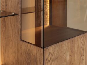 miniaturka Elegancka drewniana witryna 1-drzwiowa Essentia