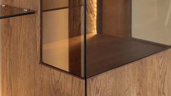 miniaturka Elegancka drewniana witryna 1-drzwiowa Essentia