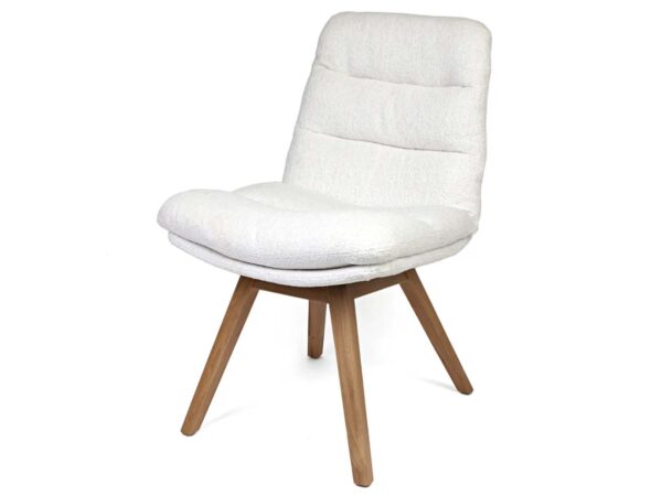 Białe tapicerowane krzesło z pikowaniem na dębowych nogach