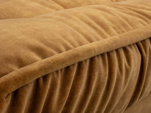 Miodowa tapicerka welurowa sofy z dekoracyjnymi przeszyciami