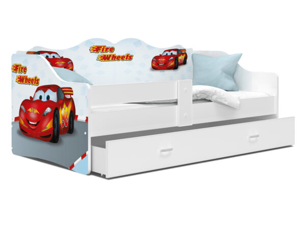 Białe łóżko dziecięce z barierką szufladą i motywem auta