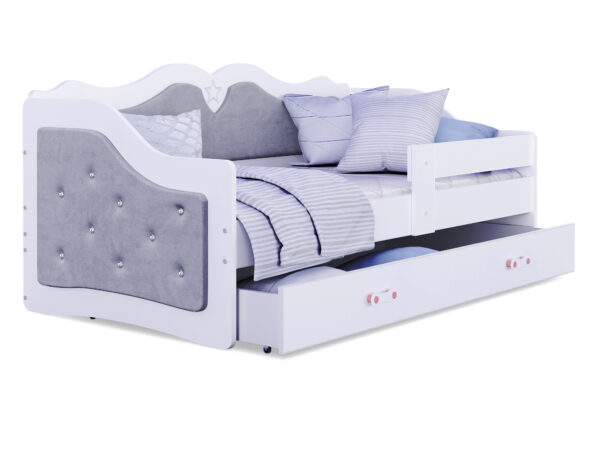 Białe łóżko dziecięce z szarą tapicerką i szufladą